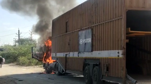  हुंडई कारो के ट्रेलर में लगी आग