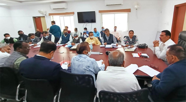  कलक्टर मीणा ने ली औद्योगिक संस्थाओं के प्रतिनिधियों व अधिकारियों की बैठक