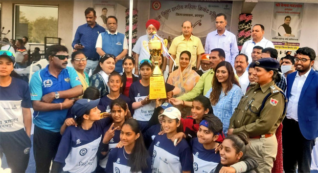  उदयपुर में जिला स्तरीय महिला क्रिकेट प्रतियोगिता का रोमांच थमा