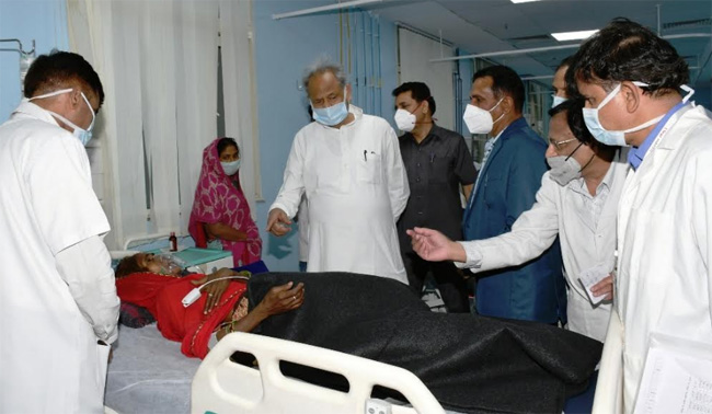  मुख्यमंत्री अशोक ने एमबी चिकित्सालय में उपचाररत मरीजों की पूछी कुशलक्षेम