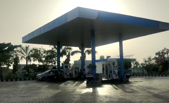  पेट्रोल पम्प कर्मचारी की आँखों में मिर्ची डाल लूट लिए 3 लाख रूपये