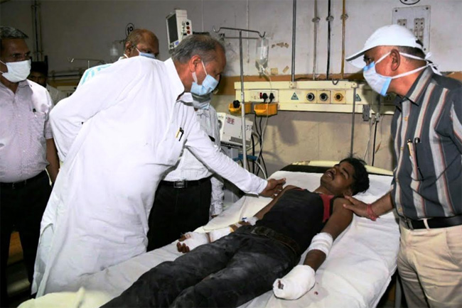  मुख्यमंत्री गहलोत सवीना मंडी हादसे में घायलों से मिलने एम बी अस्पताल पहुंचे