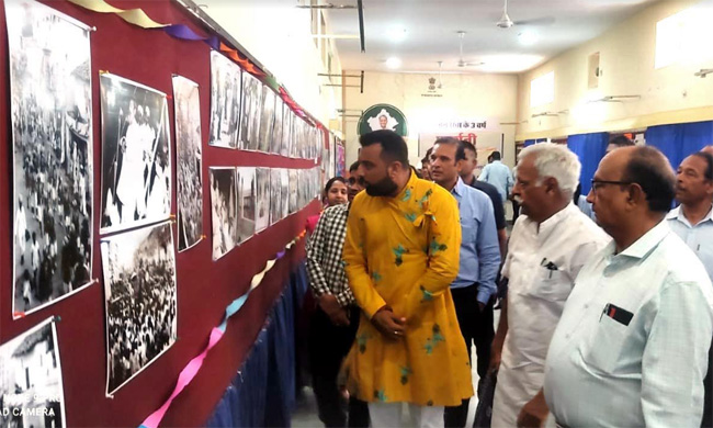  लक्ष्यराज सिंह मेवाड़ ने किया सूचना केन्द्र में चित्र प्रदर्शनी का शुभारंभ