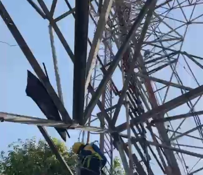  विमंदित युवक चढ़ा 400 फिट ऊँचे मोबाइल टावर पर