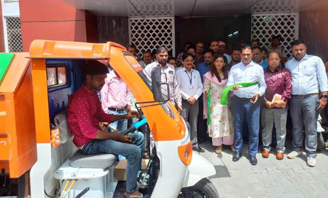  स्वच्छ भारत मिशन : ग्राम पंचायतों में कचरा संग्रहण के लिए 15 ई-रिक्शा रवाना