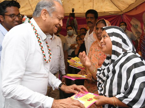  मुख्यमंत्री ने उदयपुर की नफिसा बानो को सौंपा तीन करोड़वां गारंटी कार्ड
