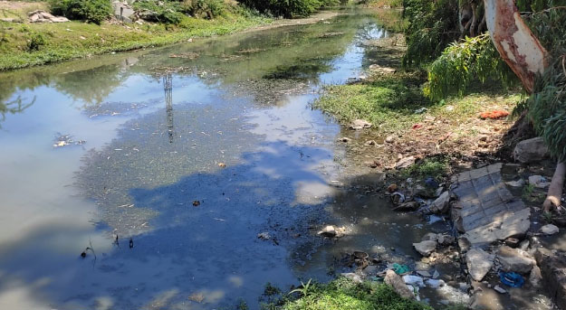  अकोडदा का साफ पानी झीलों मे पंहुचने से पहले ही हुआ प्रदूषित, रिंग रोड पर गंदगी व मलबे के ढेर