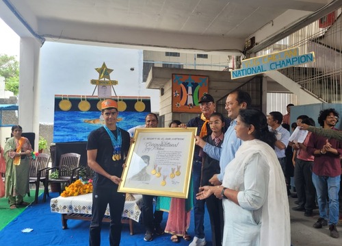  तैराक युग चेलानी का सेंट एंथोनी स्कूल में स्वागत, प्रबंधन ने एक लाख रुपए पुरस्कार दिया