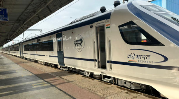  उदयपुर पहुंची वन्दे भारत ट्रेन, जयपुर तक चलेगी