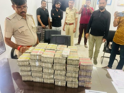  खेरवाड़ा पुलिस ने ढाई करोड़ रुपए जब्त किए, ब्रेजा कार में बनाया था गुप्त पॉकेट
