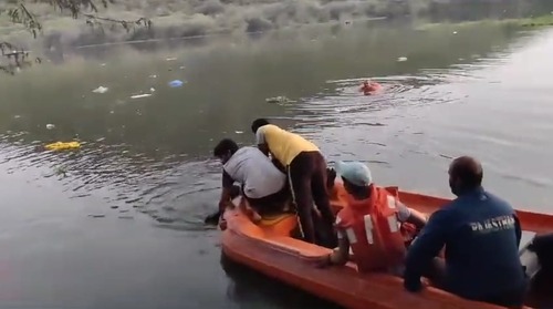  मूर्ति विसर्जन करने के बाद तालाब में नहाने उतरे दो युवकों को डूबने से मौत