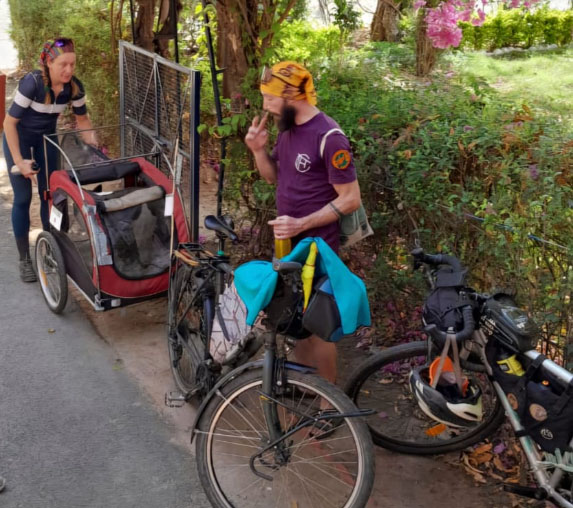  लिली व एरे निकले है भारत से इटली तक साइकिल यात्रा पर