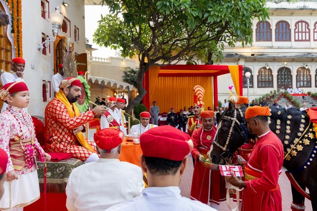  सिटी पैलेस: डॉ. लक्ष्यराज सिंह मेवाड़ ने गद्दी उत्सव के बाद अब नवरात्रि में सनातन संस्कृति के प्रतीक अश्वों का पूजन कर प्राचीन परंपरा निभाई