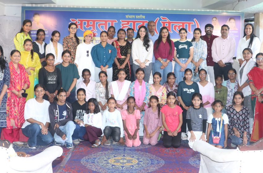 अमृता हाट में बालिकाओं के लिए प्रेरणादायी कार्यक्रम