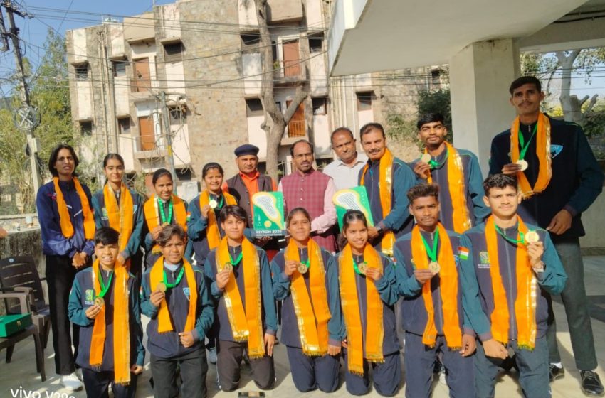सांसद डॉक्टर रावत ने किया अंतरराष्ट्रीय लेक्रोज विजेताओं का सम्मान