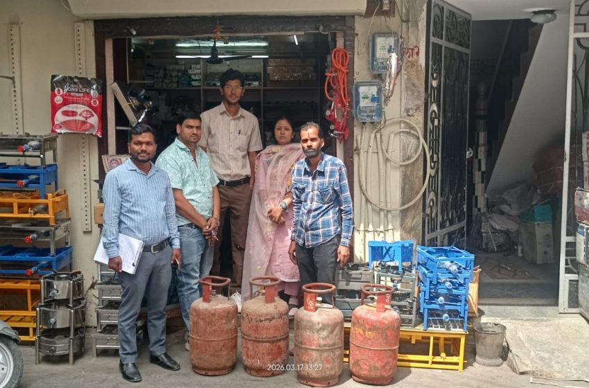  नेहरू बाजार में रसद विभाग का छापा, 8 सिलेंडर जब्त
